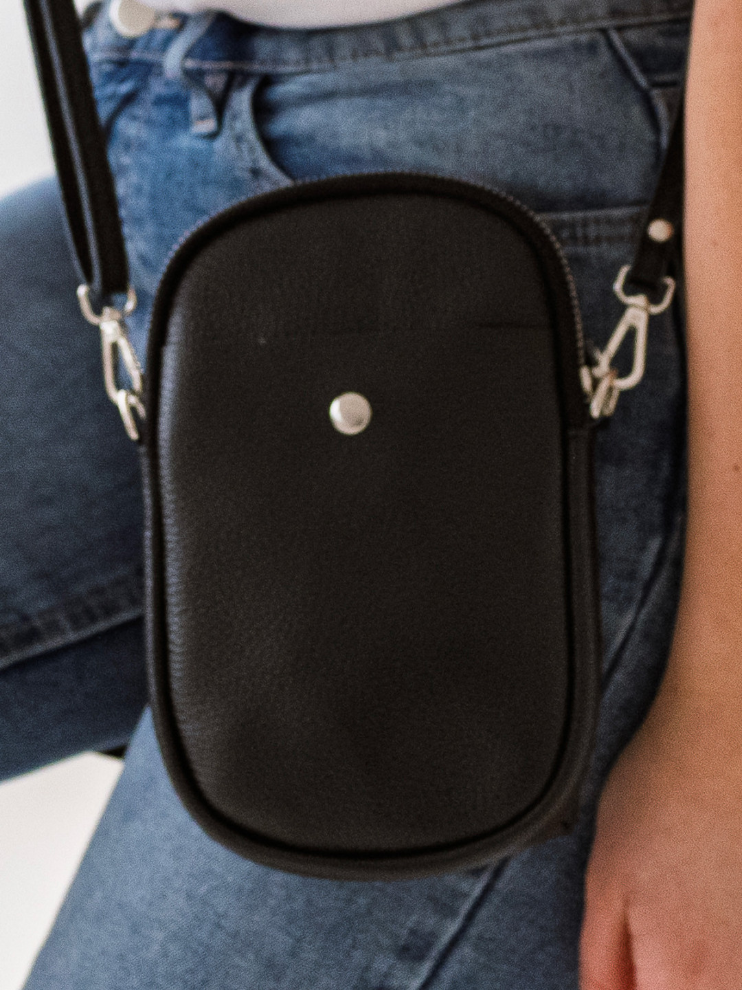 Dámská kožená kabelka na mobil a doklady Italia Monea – černá